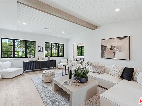 4th image of 3647 Barry Ave