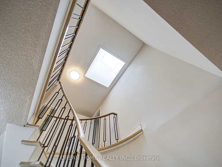 25 Yongehurst Rd — Photo 15