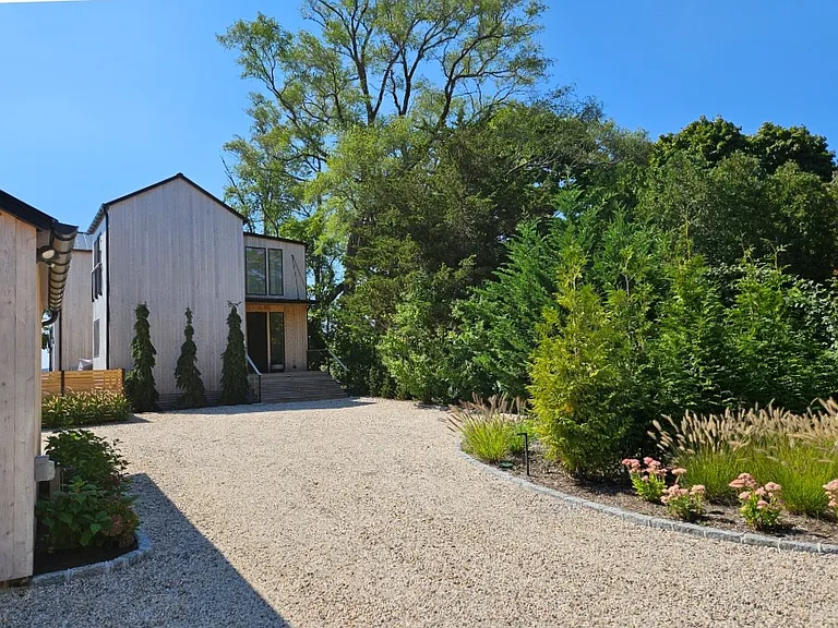 599 Peconic Bay Blvd — Photo 48