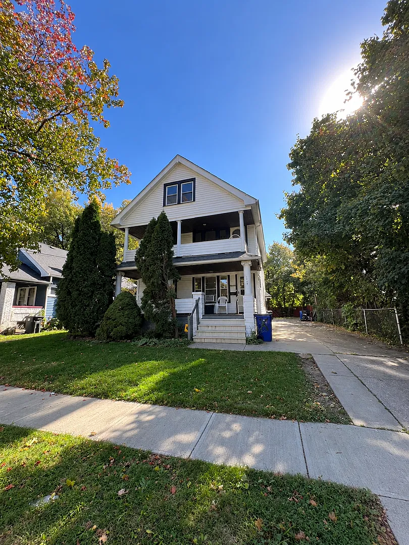 16108 Parkgrove Ave — Photo 2