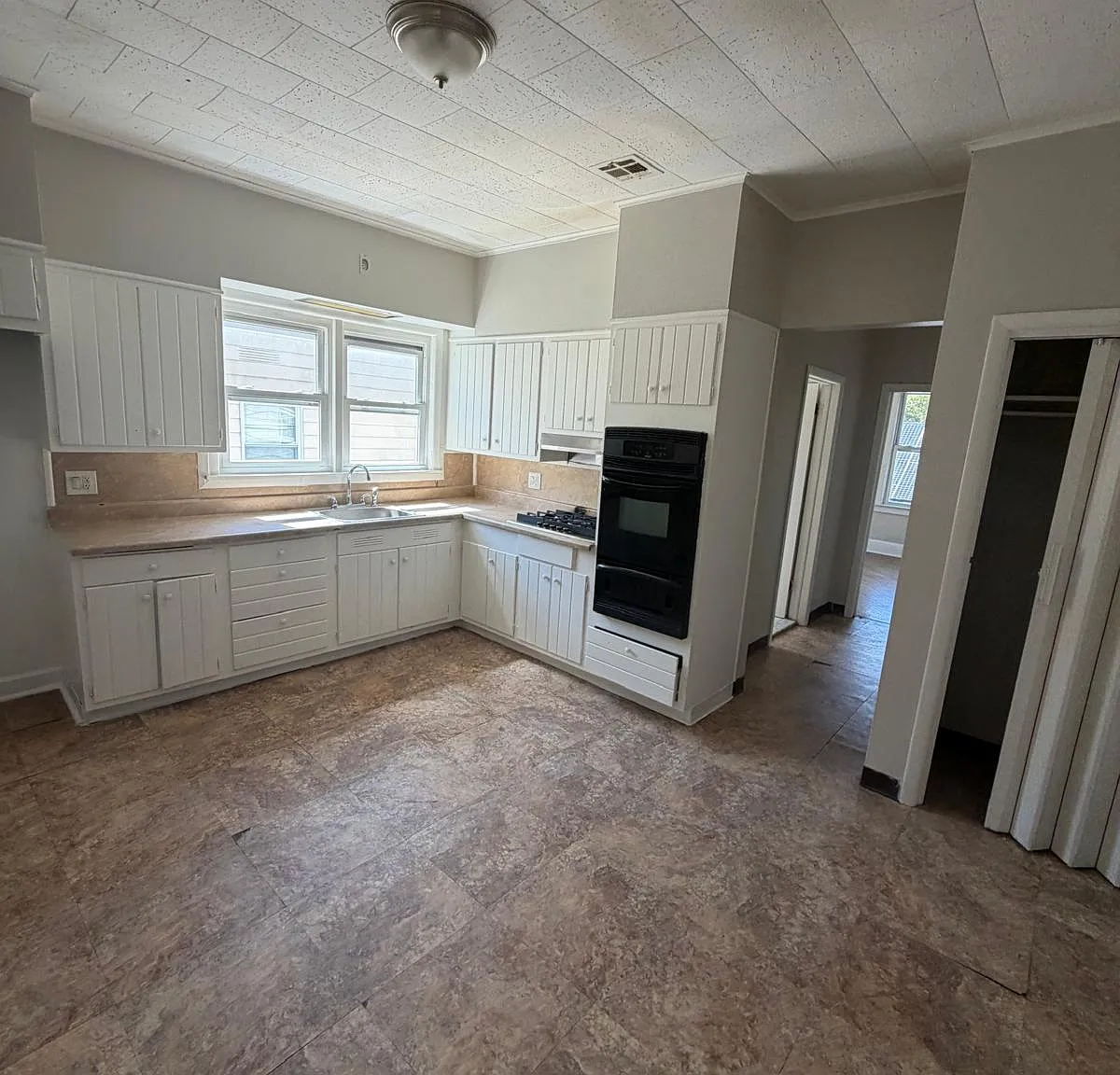 3 bed, $2,200 — Photo 2