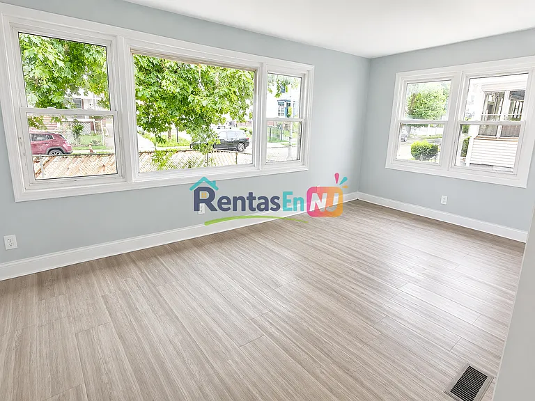 135 S Clinton St #1 — Photo 2