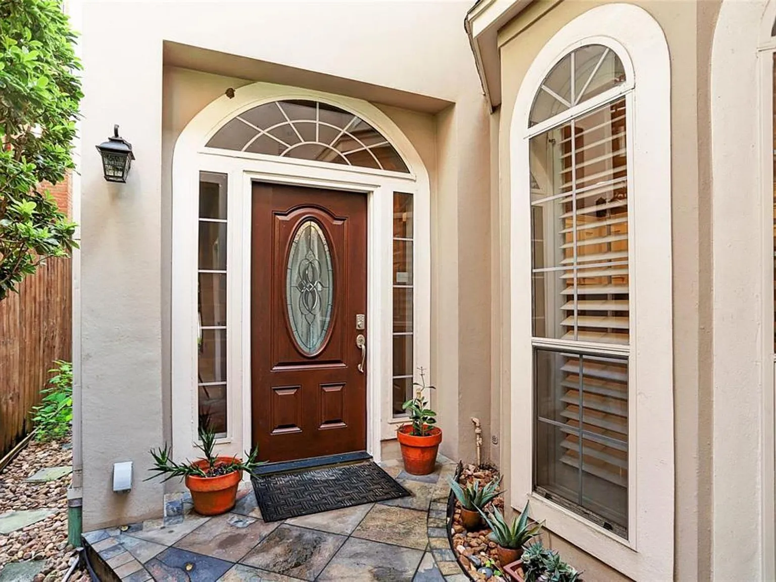 3 bed, 2.5 bath, 2574 sqft, $3,995 — Photo 2