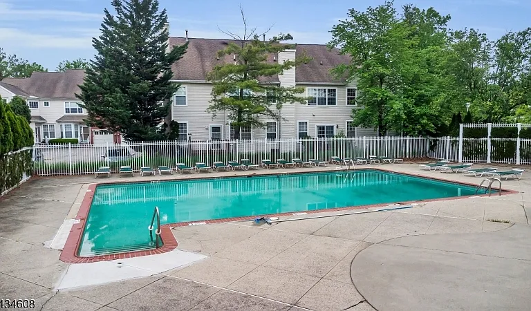 63 Albert Ct — Photo 33