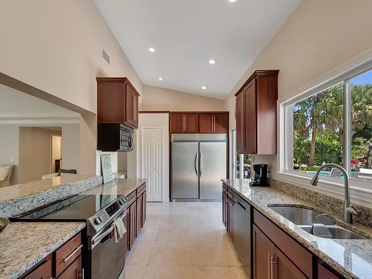 527 E Causeway Blvd — Photo 9