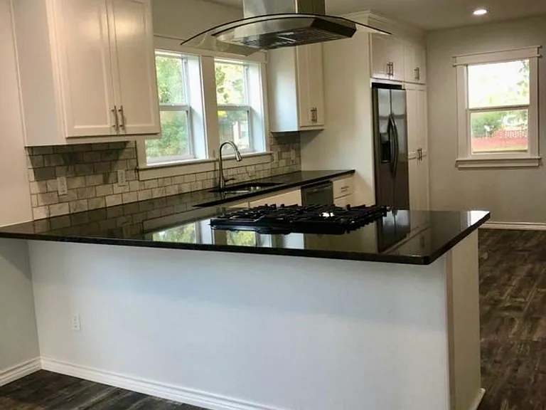 Breakfast bar, kitchen