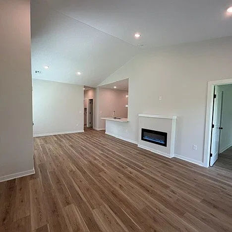 Brand new 4 bedroom, 2 bath home — Photo 4