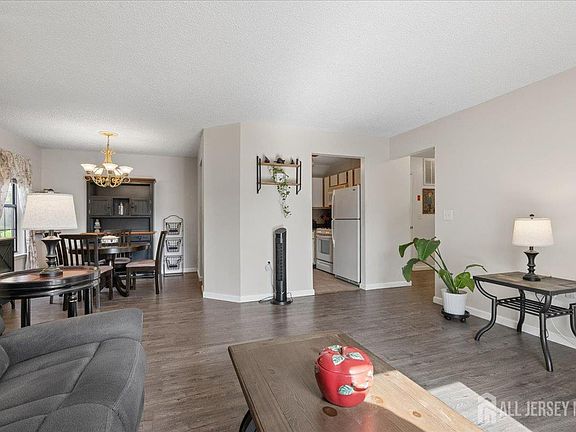 3rd image of 506 Violet Ln