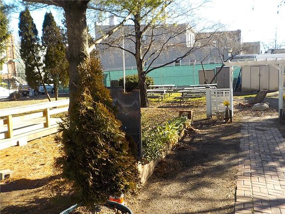 5th image of 707 Glenmore Ave