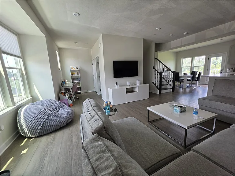 120 Crown St — Photo 8