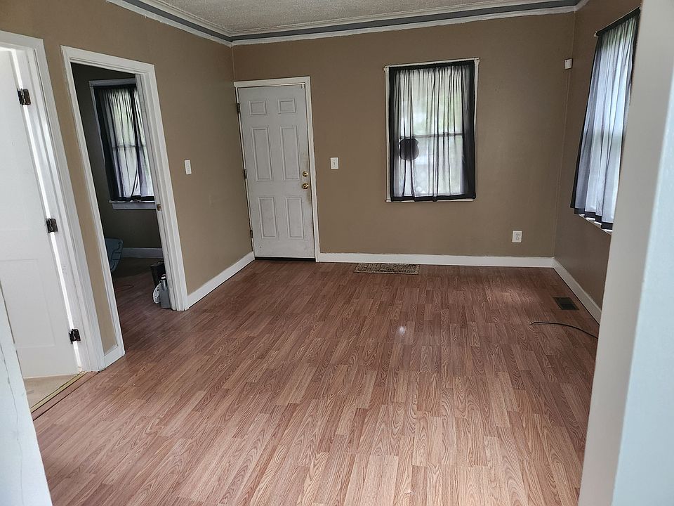 Entry/Living Room