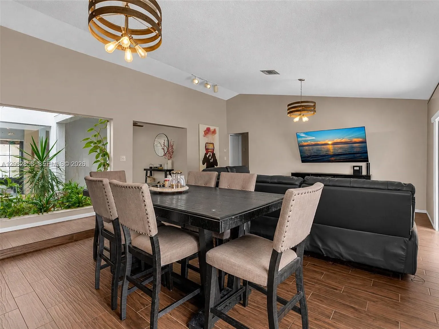 3 bed, 2.0 bath, 1900 sqft, $4,700 — Photo 3
