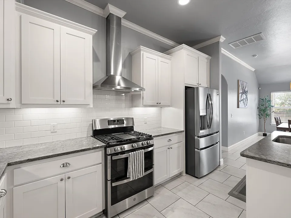 18001 Haslemere Ln