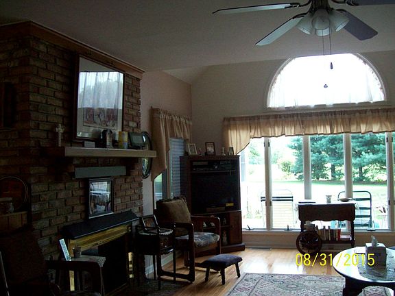 Living Room w/FP