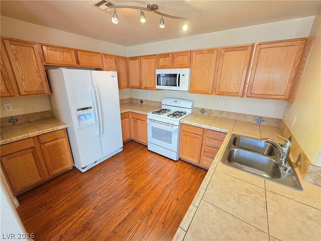 3 bed, 2.5 bath, 1421 sqft, $1,795 — Photo 2