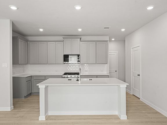 5th image of 217 Elm Spring Dr