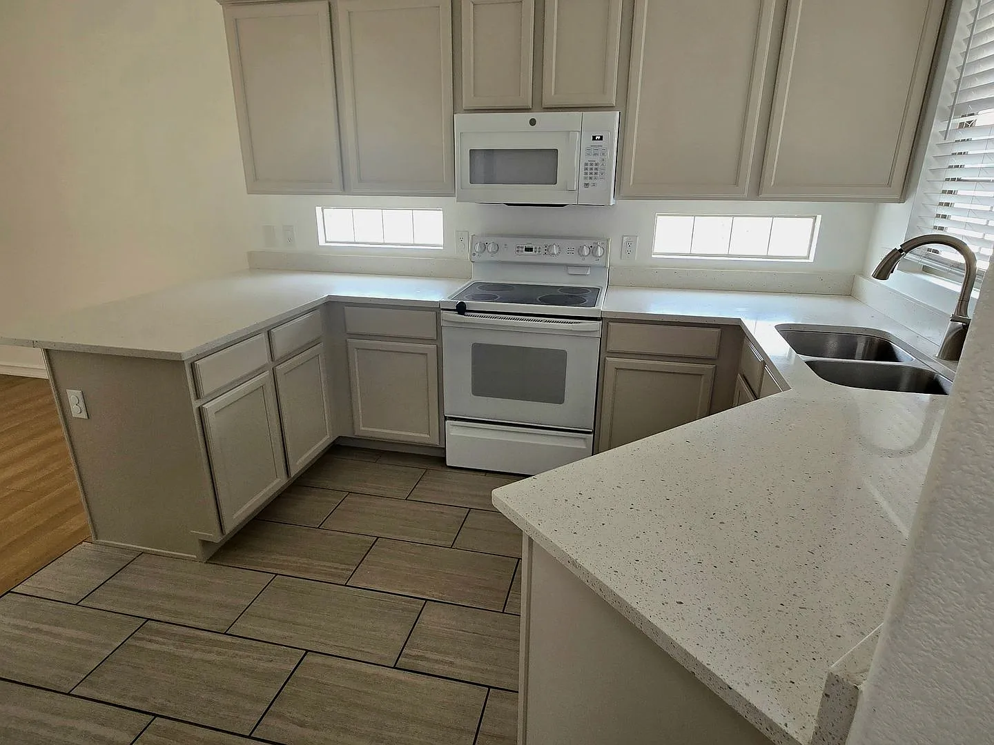 3-bedroom, 2.5 bath in northeast Mesa — Photo 2