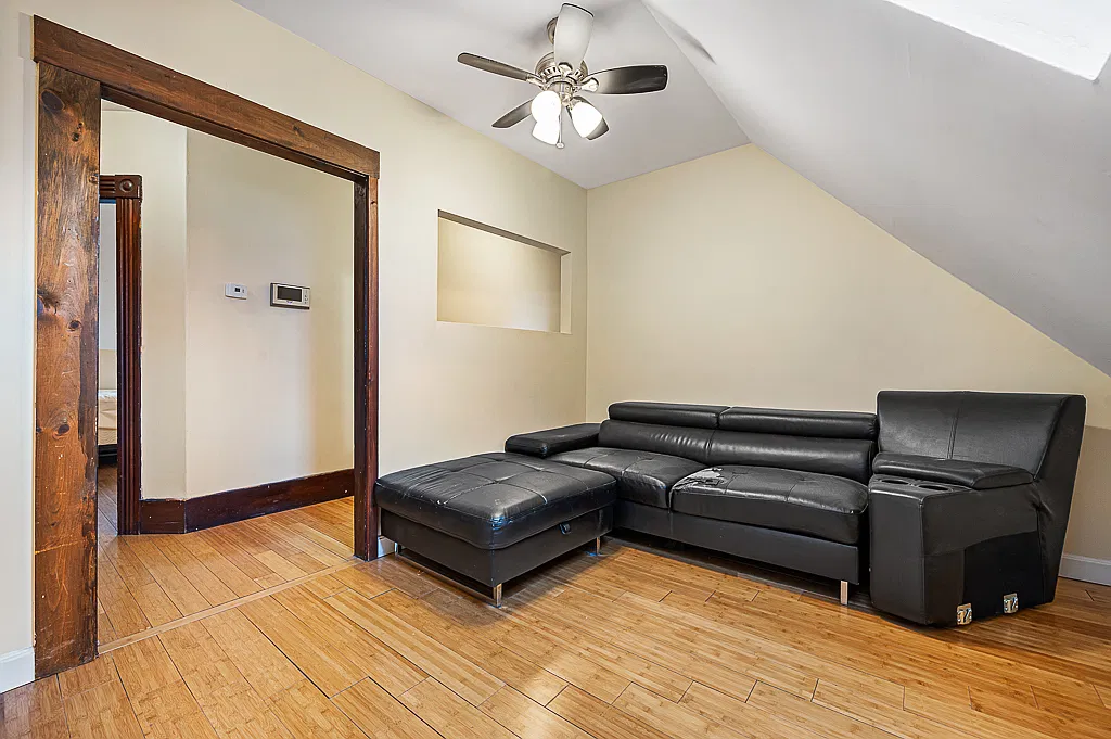 3 bed, 937 sqft, $2,100 — Photo 4