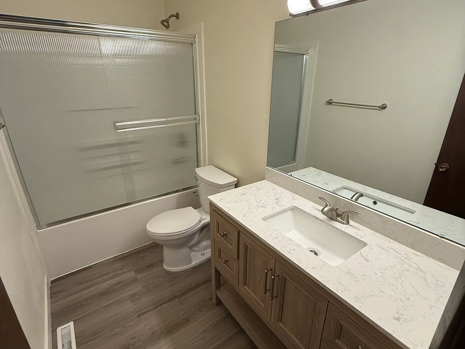 2 bed, 900 sqft, $1,600 — Photo 2