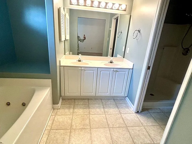 2307 Charing Cross Rd — Photo 17