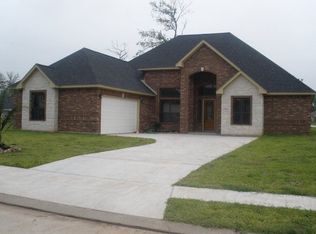 106 Mallard Dr, Clute, TX 77531