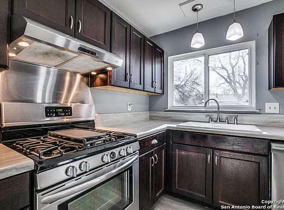 4th image of 11111 Hunter Oaks St