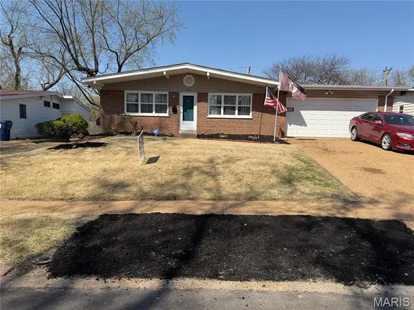 1345 Hialeah Pl, Florissant, MO 63033