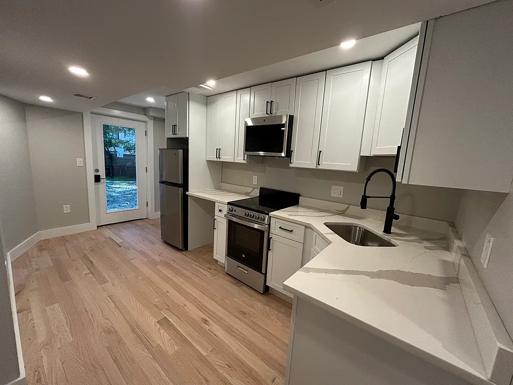 Building Photo - 37 Delle Ave #1
