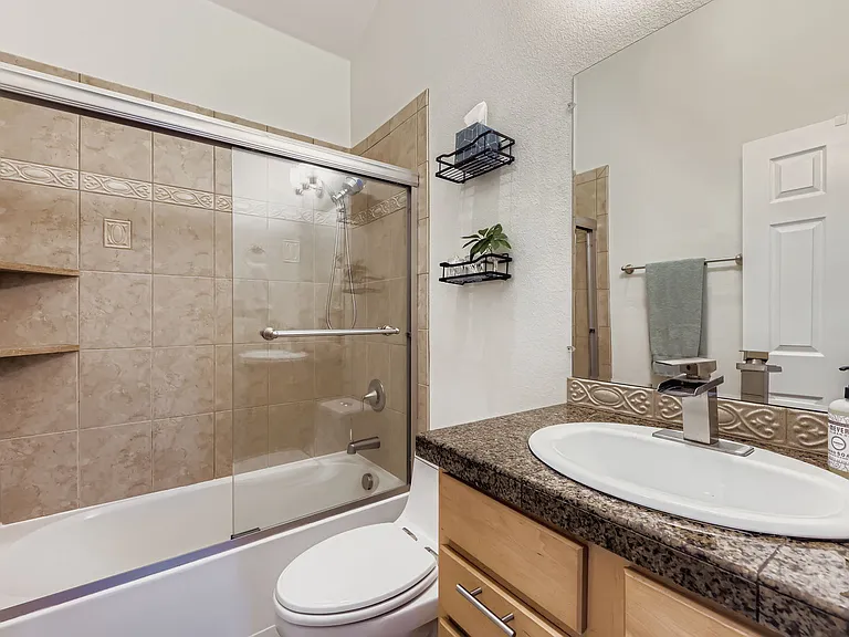 Full bath adjacent to extra bedroom and bonus room