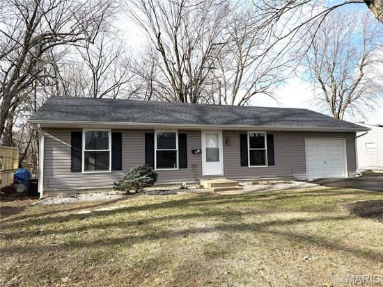 206 Persimmon Dr, O'Fallon, IL 62269