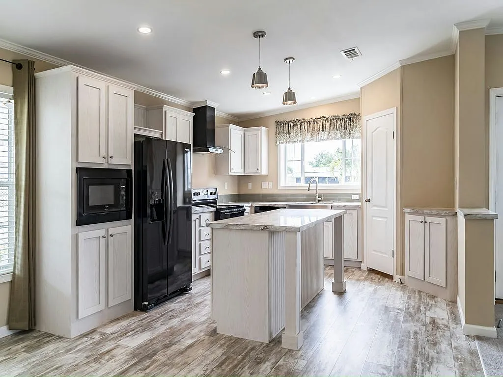 3 bed, 2.0 bath, 1356 sqft, $1,849 — Photo 3