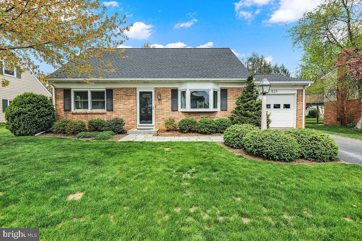 521 Hummingbird Dr photo 1