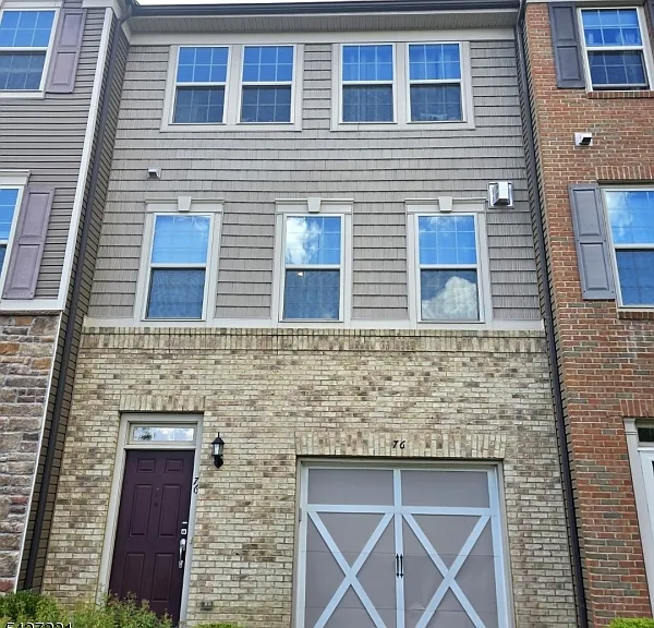 76 Albert Ct — Photo 1