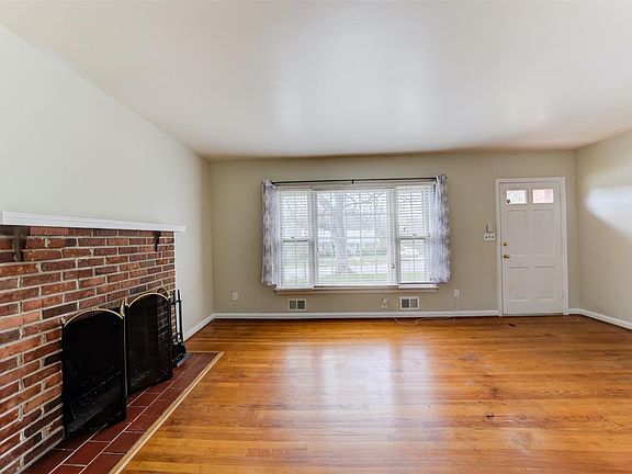 4th image of 110 Middleboro Pl