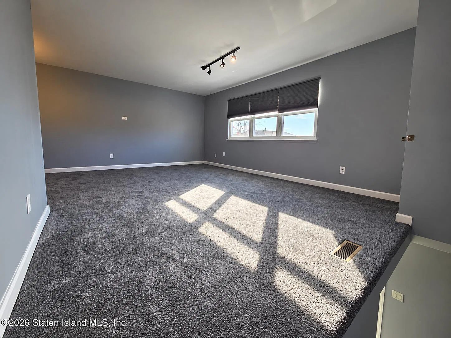 3 bed, 2.0 bath, 1000 sqft, $3,300 — Photo 1