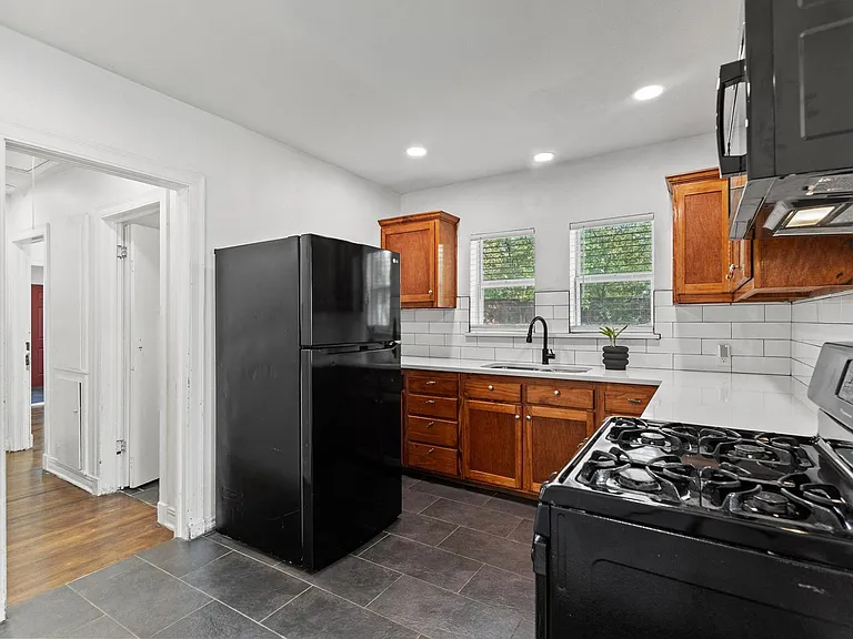 82 Vaughn Dr — Photo 9