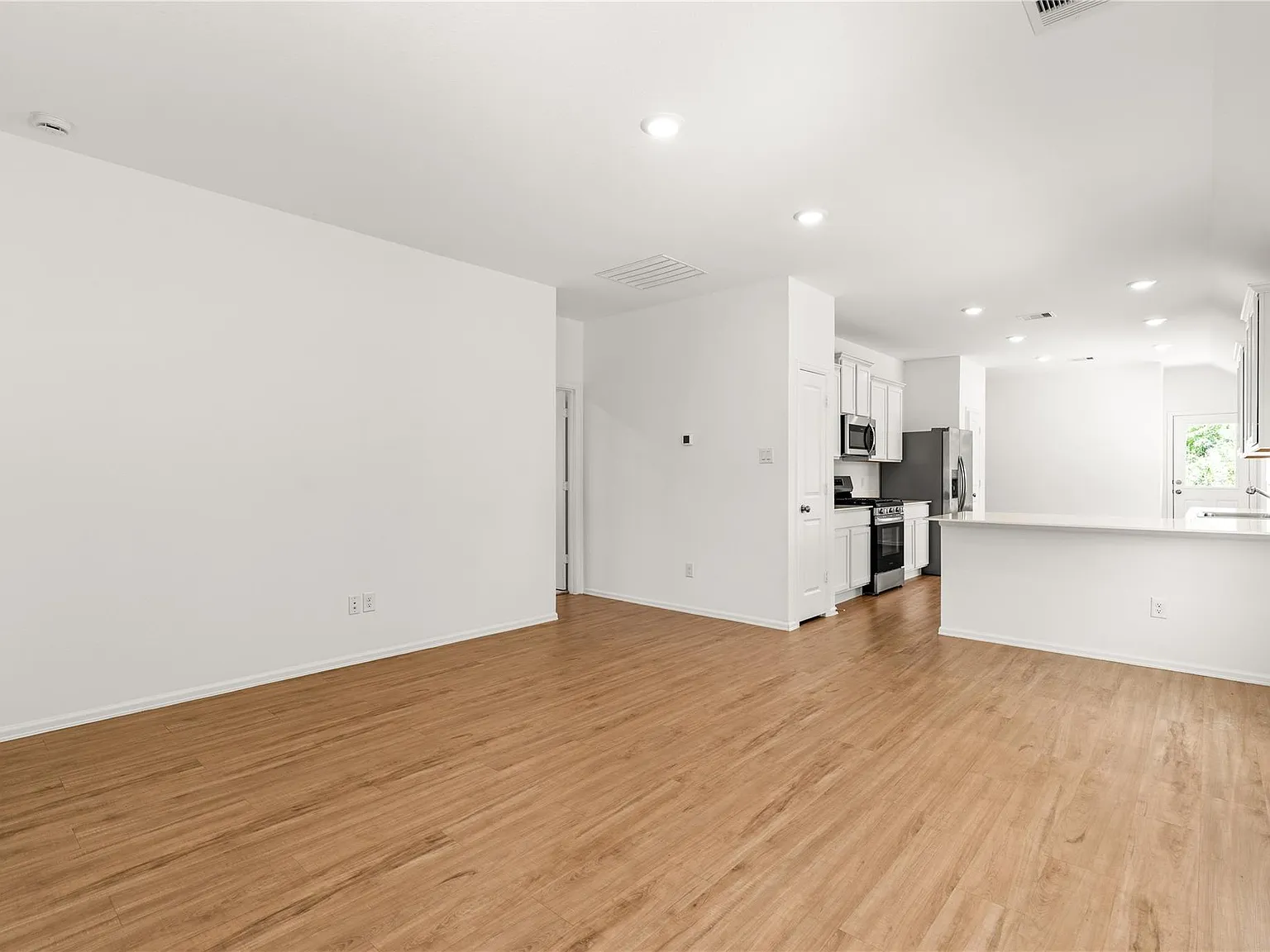 4 bed, 2.0 bath, 1568 sqft, $2,000 — Photo 4