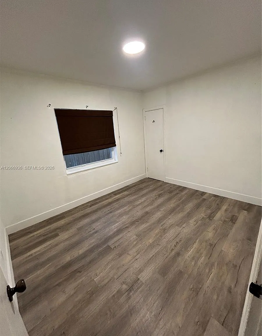 3 bed, 880 sqft, $3,600 — Photo 2