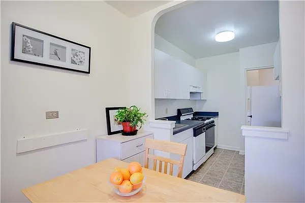 Sold by R New York | media 19