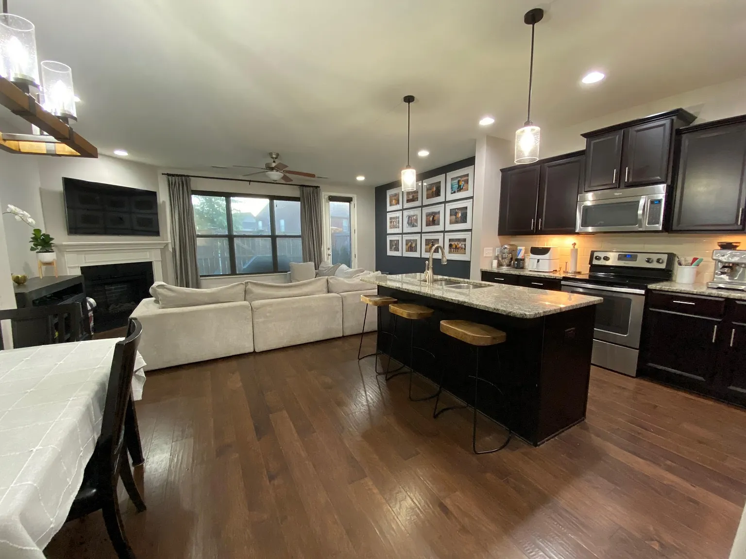 3 bed, 2.5 bath, 1647 sqft, $2,600 — Photo 2