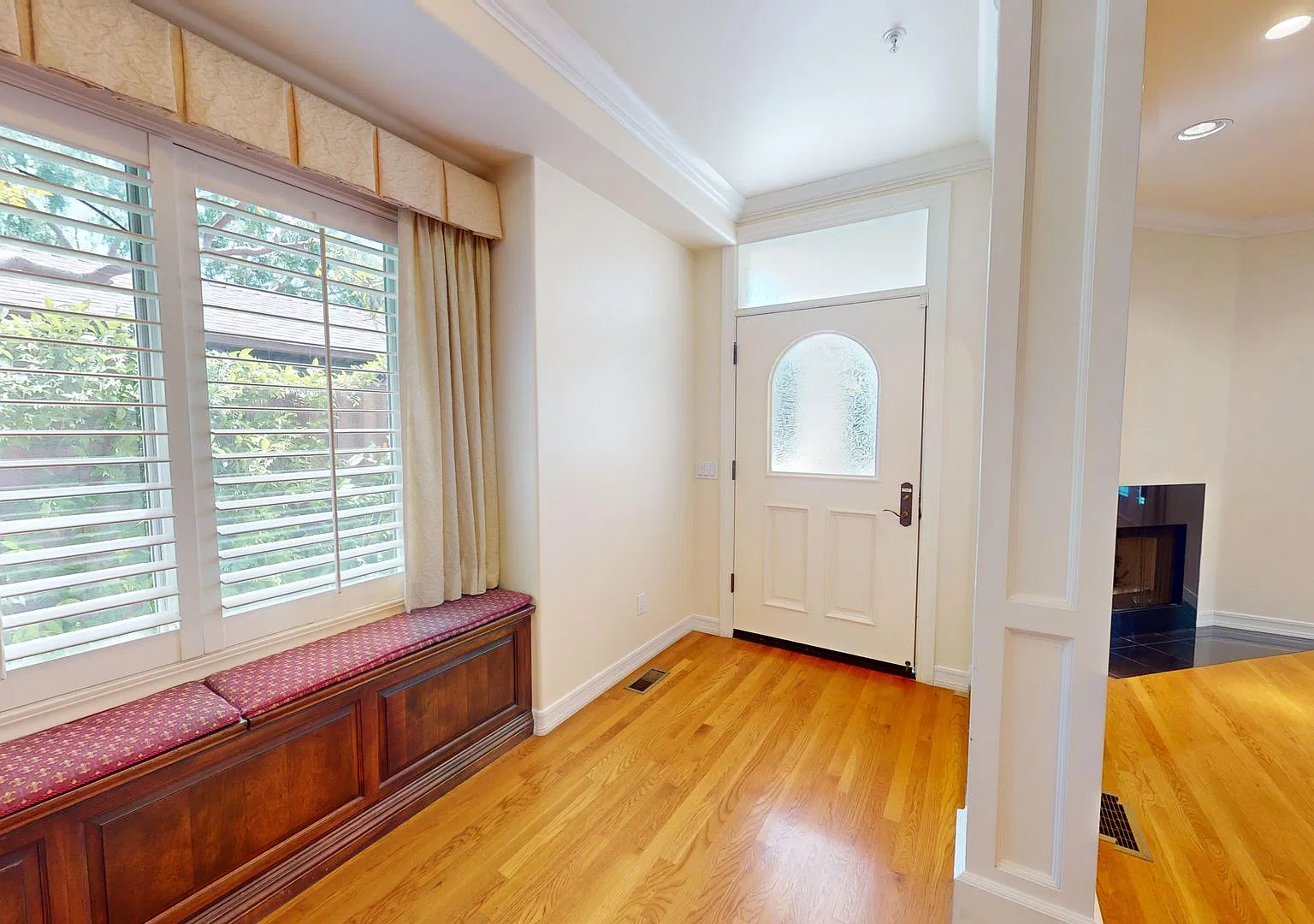 Spacious 4-bedroom 4.5 bath Home in a Gated Complex — Photo 2