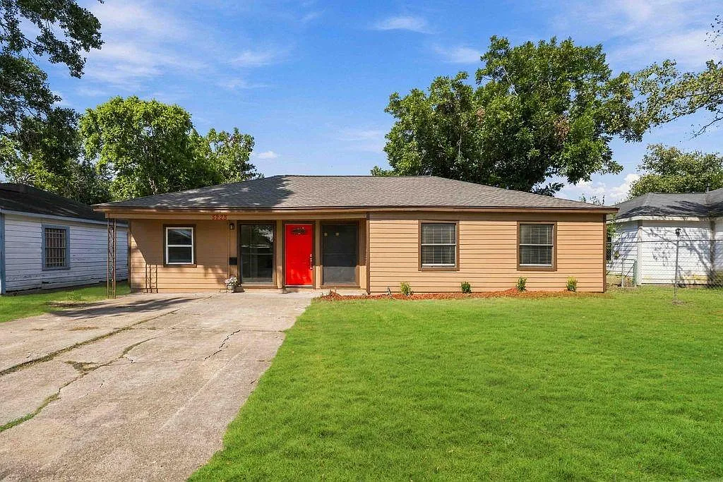 4 bed, 2.0 bath, 1360 sqft, $1,850 — Photo 1