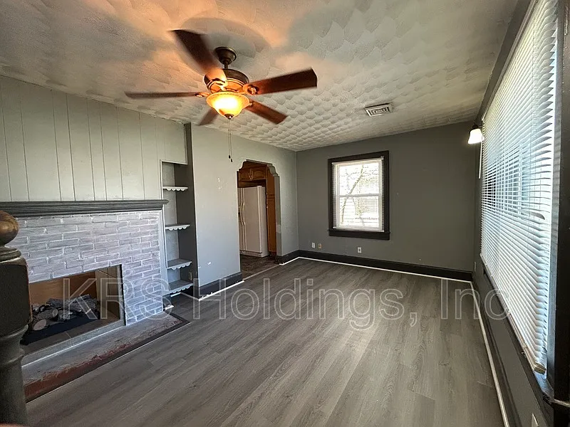 4 bed, 3.0 bath, 1942 sqft, $1,995 — Photo 2