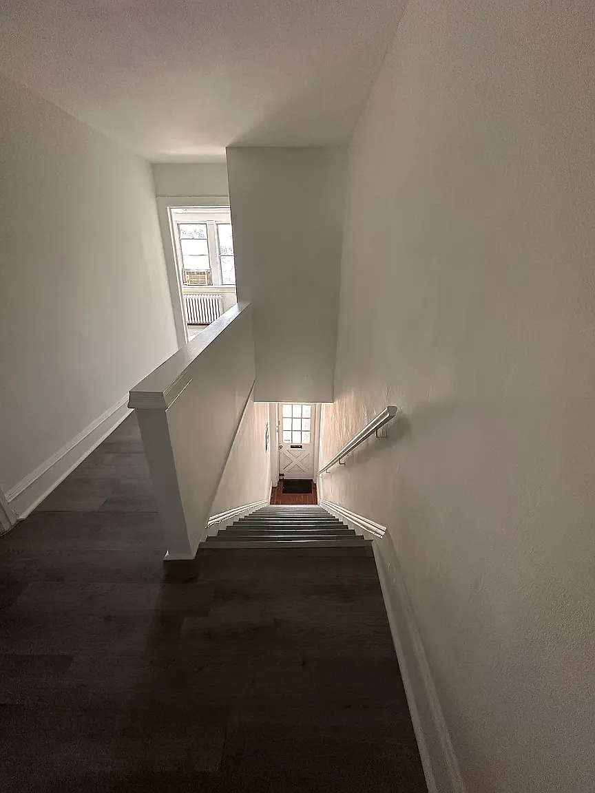 Building Photo - 841 1/2 W Lancaster Ave #2