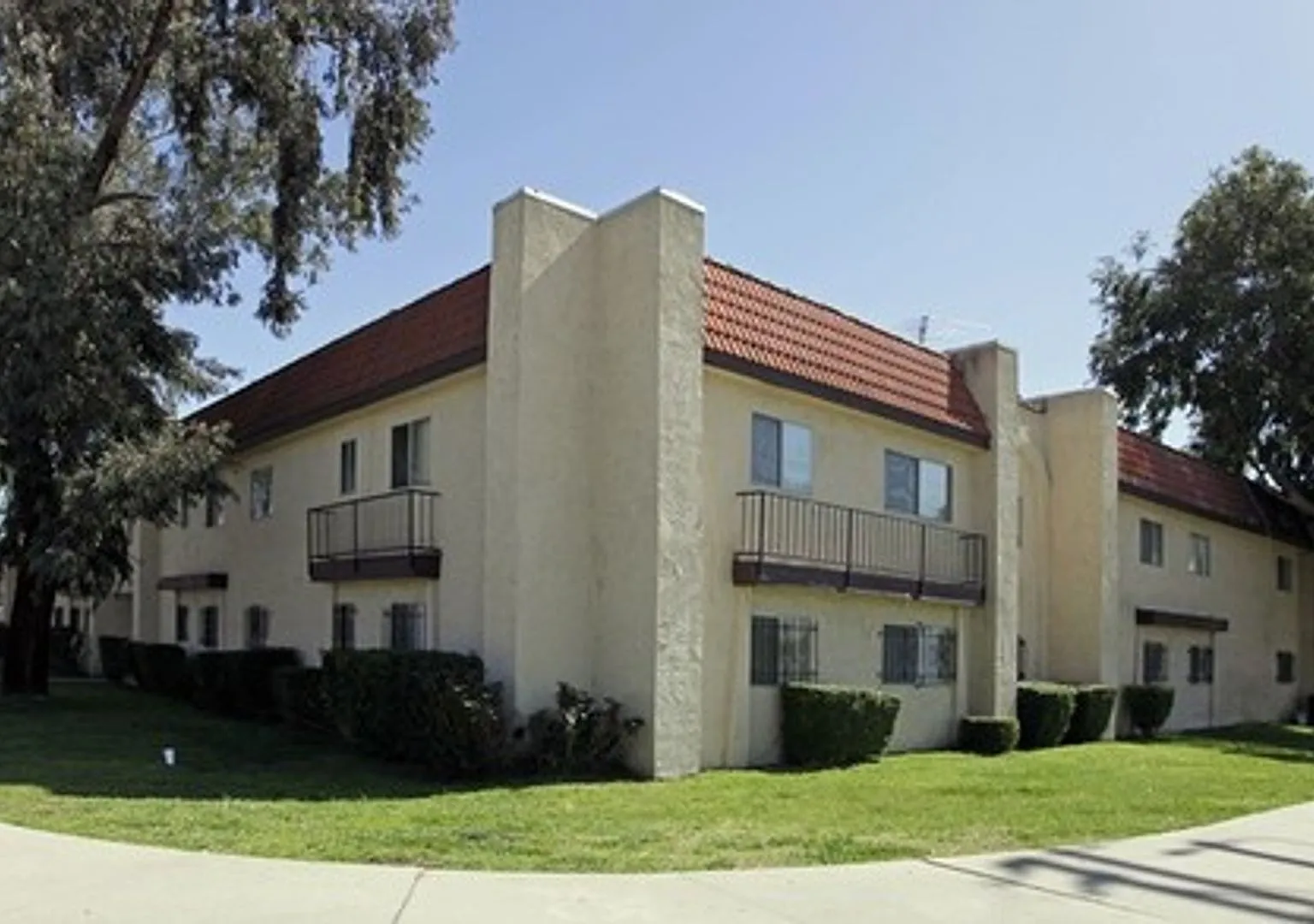 Lynwood 1405 — Photo 1