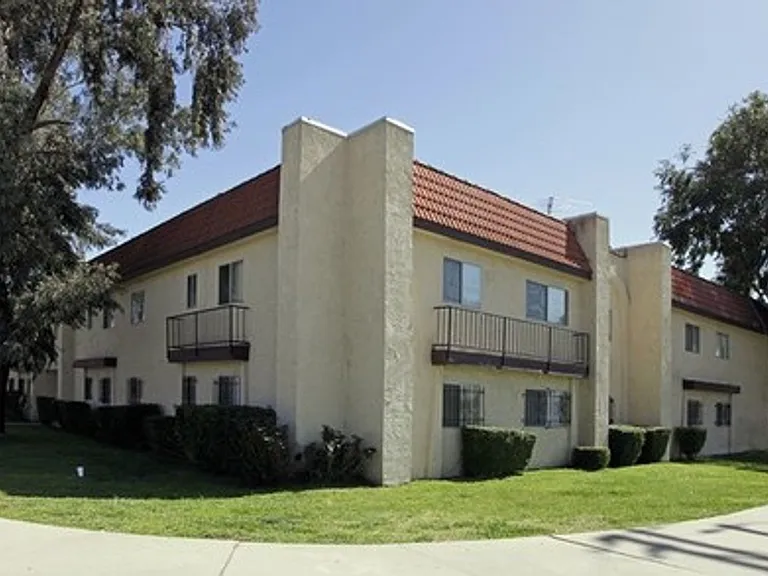1405 E Lynwood Dr — Photo 1
