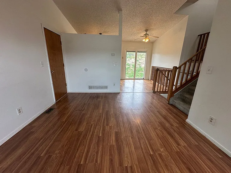 102 Comanche Ct — Photo 4