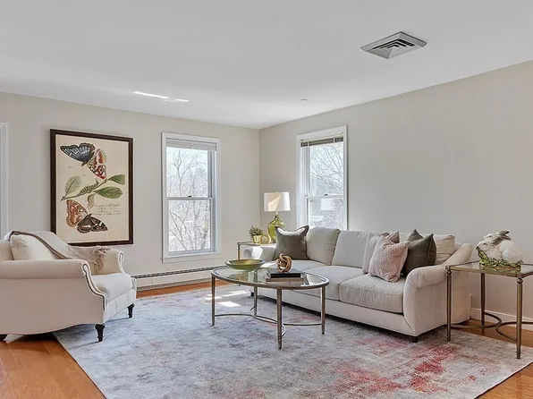 140 Lincoln Rd APT 211, Lincoln, MA 01773