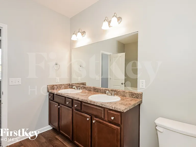 975 Treymont Way — Photo 12