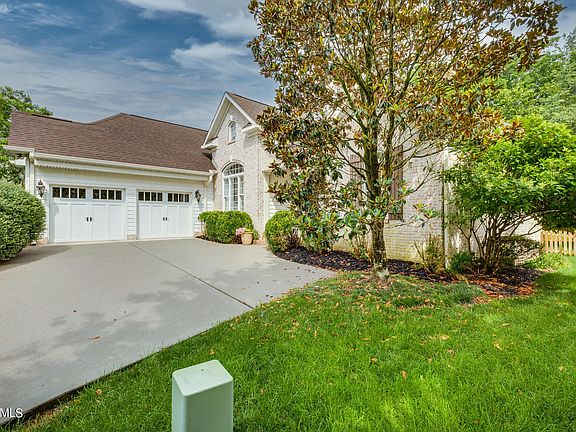 3rd image of 1552 Laurens Glen Ln